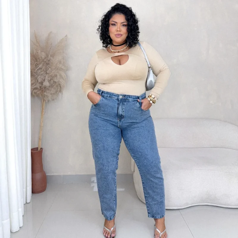 Calça mom jeans detalhes em strass